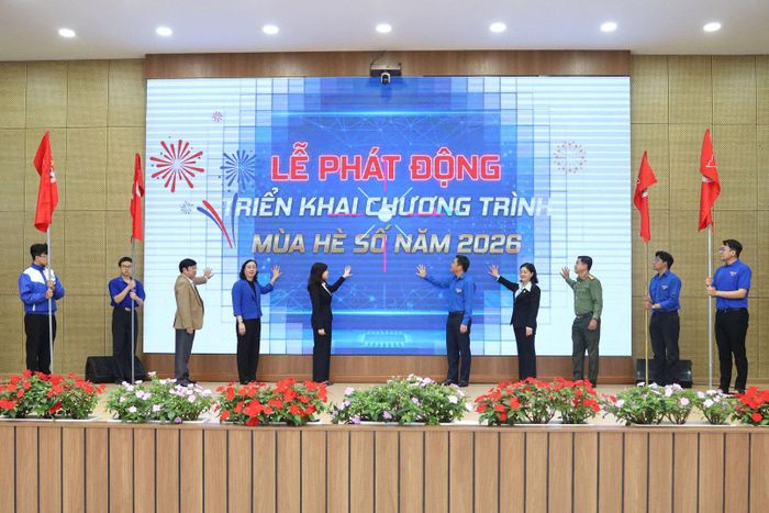 Các đại biểu thực hiện nghi thức nhấn nút phát động triển khai chương trình "Mùa hè số năm 2026"