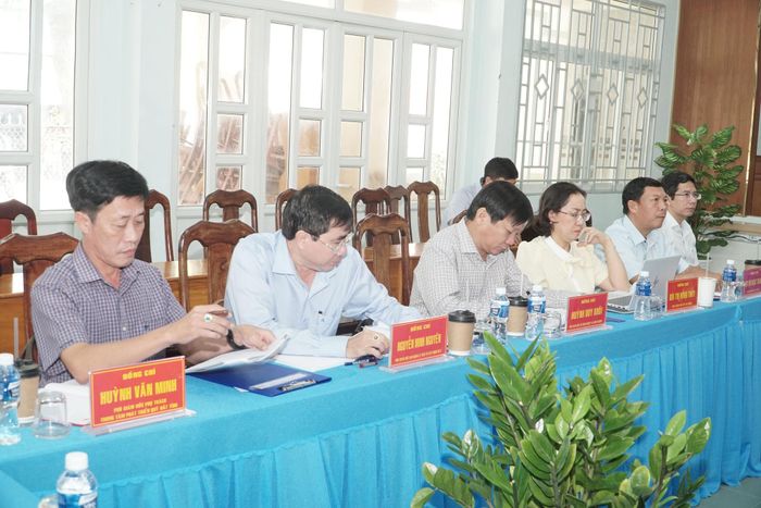 Lãnh đạo các sở, ngành tham gia buổi làm việc