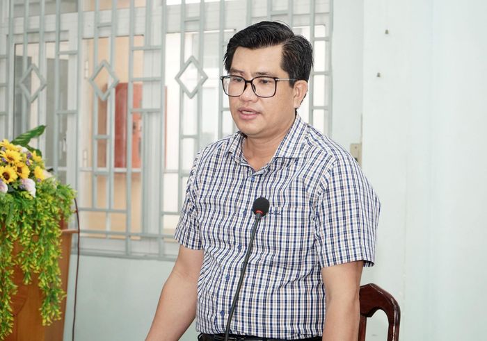 Lãnh đạo Đảng ủy phường Hàm Thắng báo cáo tại buổi làm việc