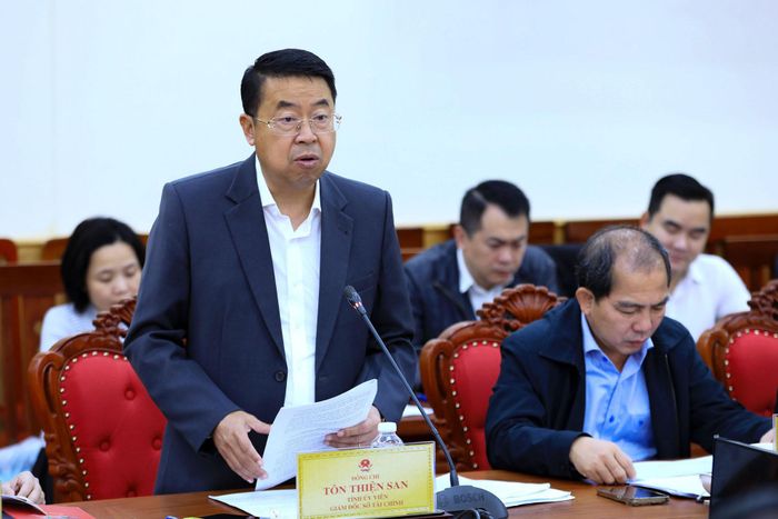 Tỉnh ủy viên, Giám đốc Sở Tài chính Lâm Đồng Tôn Thiện San báo cáo tóm tắt kế hoạch đầu tư công trung hạn giai đoạn 2021 - 2025 và định hướng giai đoạn 2026 - 2030
