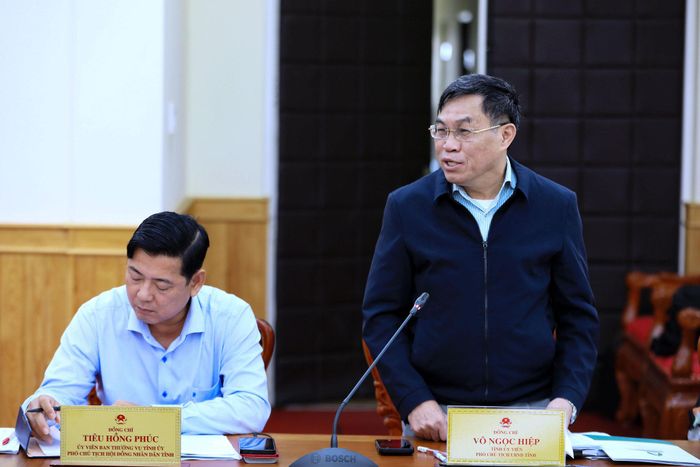 Tỉnh ủy viên, Phó Chủ tịch UBND tỉnh Lâm Đồng Võ Ngọc Hiệp giải thích một số chỉ tiêu đầu tư công trung hạn tại phiên họp