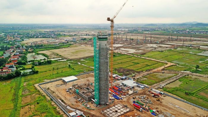 Hạng mục tháp không lưu cũng đang tích cực được triển khai xây dựng. Ảnh: Báo Bắc Ninh