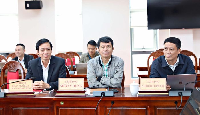 Lãnh đạo các sở, ngành tham dự hội nghị