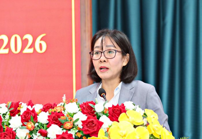 Phó Giám đốc Sở Văn hóa, Thể thao và Du lịch tỉnh Khúc Thị Thoi báo cáo đánh giá hoạt động báo chí, truyền thông tháng 5/2026 và công tác quản lý nhà nước về báo chí
