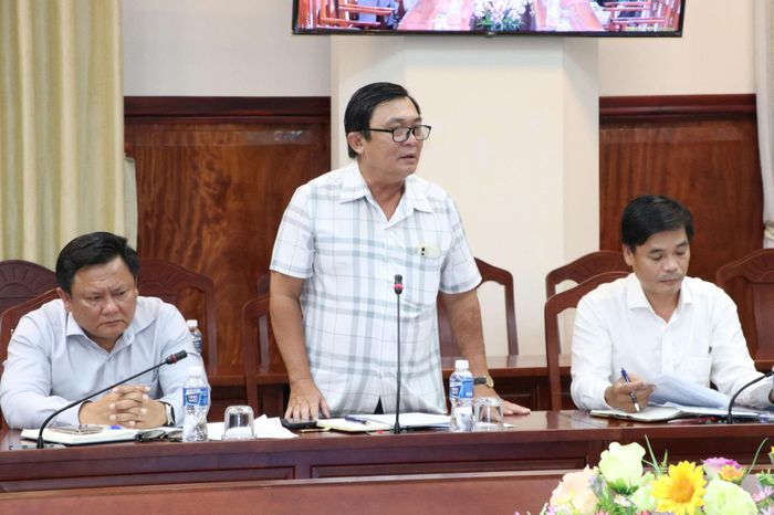 Đại diện Ban Quản lý dự án khu vực Hàm Thuận Nam báo cáo tại buổi làm việc