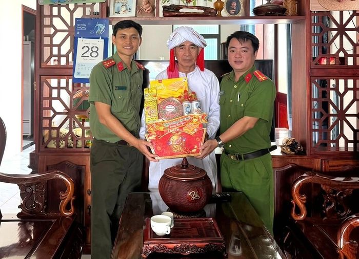 Công an xã Tánh Linh tặng quà người có uy tín ở vùng đồng bào Chăm trên địa bàn