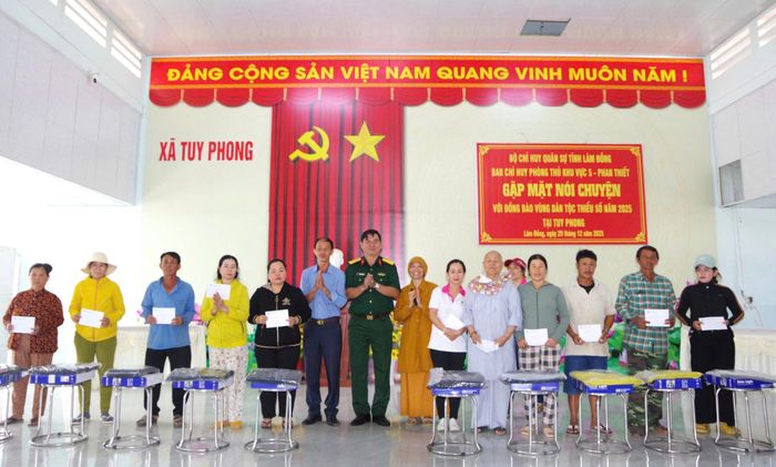 Đại diện Ban Chỉ huy Phòng thủ Khu vực 5 phối hợp tặng quà các hộ dân có hoàn cảnh khó khăn tại buổi gặp mặt nói chuyện với đồng bào DTTS ở xã Tuy Phong