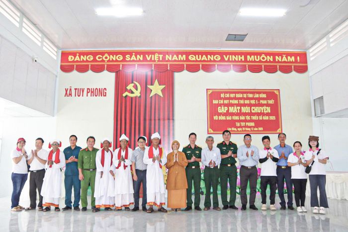 Đại diện Ban Chỉ huy Phòng thủ Khu vực 5, xã Tuy Phong, Hội Thiện nguyện Hiểu và thương chụp hình lưu niệm cùng già làng, người có uy tín tại buổi gặp mặt nói chuyện với đồng bào vùng DTTS