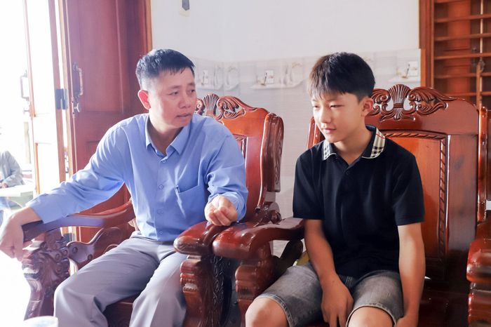 Thầy giáo Lương Văn Hạnh có 18 năm là người uy tín của làng Dao xã Krông Nô