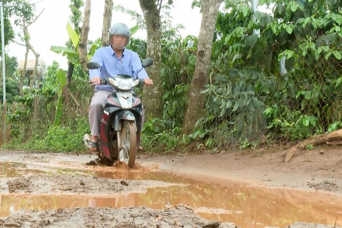 Không quản ngại khó khăn, thầy Hạnh luôn gần gũi với người dân, đóng góp thiết thực cho cộng đồng