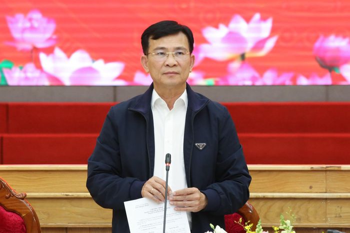 Đồng chí Hồ Văn Mười, Chủ tịch UBND tỉnh phát biểu tại hội nghị