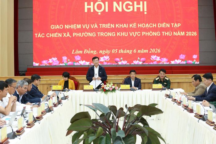 Đồng chí Hồ Văn Mười, Chủ tịch UBND tỉnh điều hành hội nghị