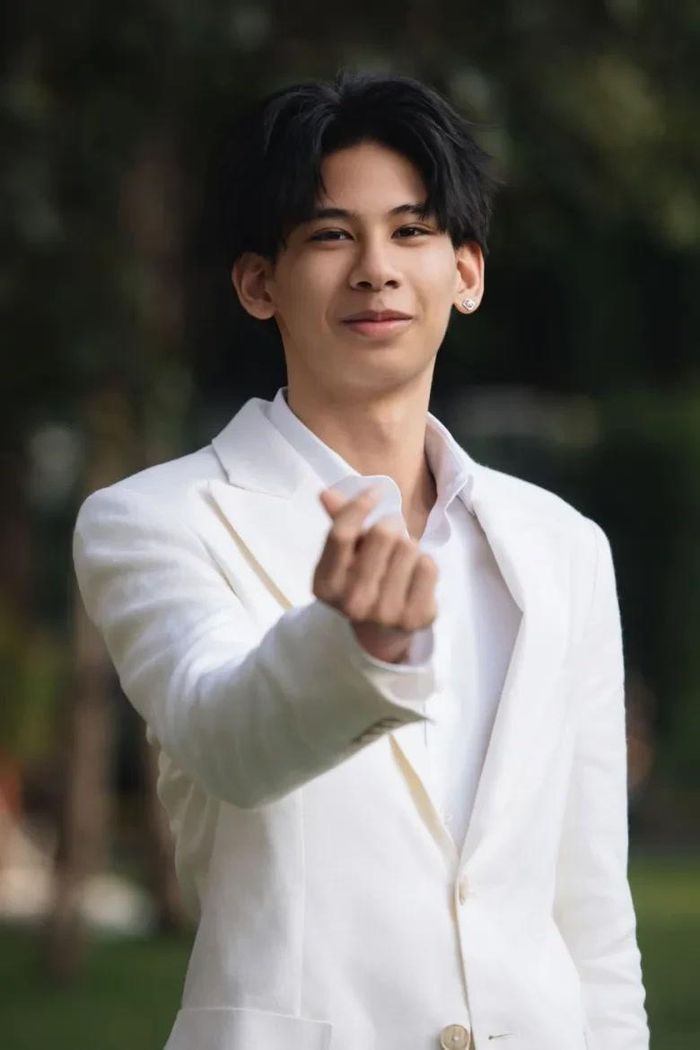 Con trai Hà Kiều Anh được khen nam tính, điển trai.