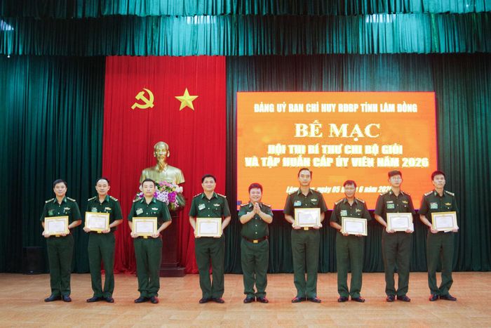 Ban Tổ chức trao giải cho các thí sinh đạt thành tích cao tại hội thi