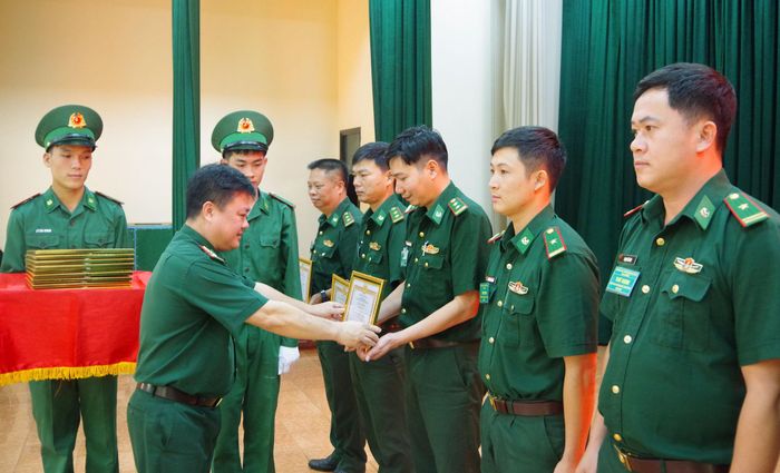 Ban Tổ chức trao giải cho các thí sinh đạt thành tích cao tại hội thi