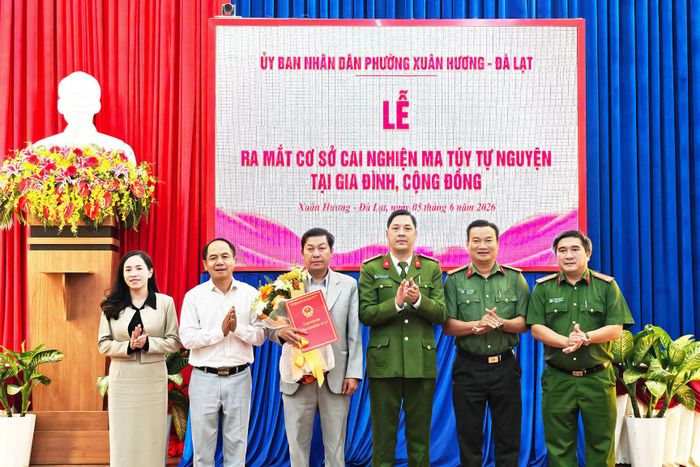 Lãnh đạo phường Xuân Hương - Đà Lạt chụp hình lưu niệm cùng lãnh đạo Trạm Y tế phường