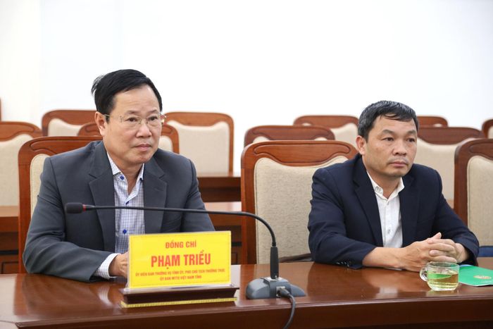 Đồng chí Phạm Triều, Ủy viên Ban Thường vụ Tỉnh ủy, Phó Chủ tịch Thường trực Ủy ban MTTQ Việt Nam tỉnh cùng các đại biểu tham dự
