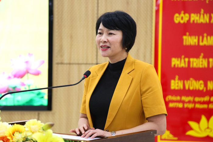 Đồng chí Phạm Thị Phúc, Phó Bí thư Tỉnh ủy, Chủ tịch Ủy ban MTTQ Việt Nam tỉnh phát biểu tại buổi gặp mặt