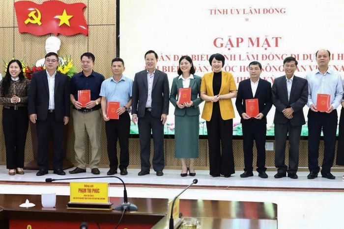 Đồng chí Phạm Thị Phúc, Phó Bí thư Tỉnh ủy, Chủ tịch Ủy ban MTTQ Việt Nam tỉnh trao quà của Thường trực Tỉnh ủy Lâm Đồng cho Đoàn đại biểu tỉnh dự Đại hội đại biểu toàn quốc Hội Nông dân Việt Nam lần thứ IX, nhiệm kỳ 2026 - 2031
