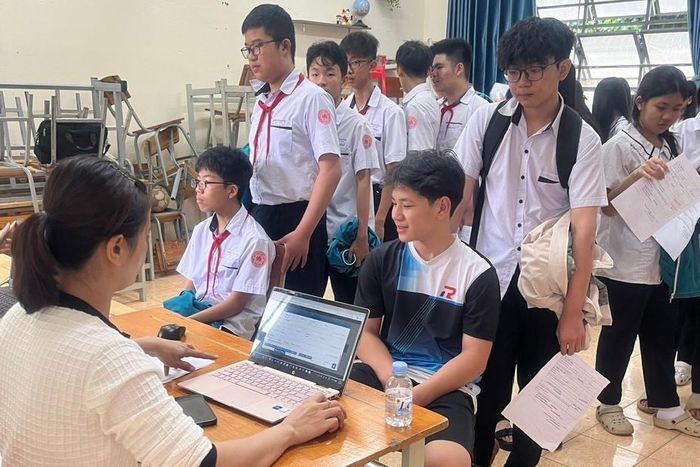 Trung tâm Y tế khu vực Bảo Lộc tổ chức khám sức khỏe cho học sinh tại Trường THCS Hùng Vương (Phường 1 Bảo Lộc)