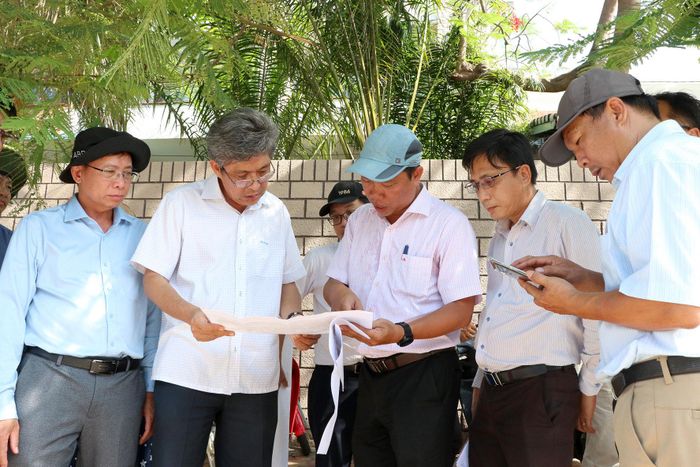 Phó Chủ tịch UBND tỉnh Nguyễn Minh kiểm tra Dự án Sửa chữa, nâng cấp đường Nguyễn Đình Chiểu và đường Huỳnh Thúc Kháng