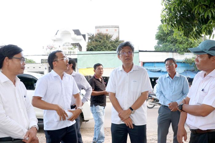 Phó Chủ tịch UBND tỉnh Nguyễn Minh kiểm tra Dự án Nâng cấp đường Trần Quý Cáp tại phường Tiến Thành và xã Tuyên Quang