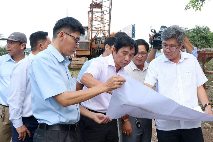 Phó Chủ tịch UBND tỉnh Nguyễn Minh kiểm tra Dự án Cầu Văn Thánh