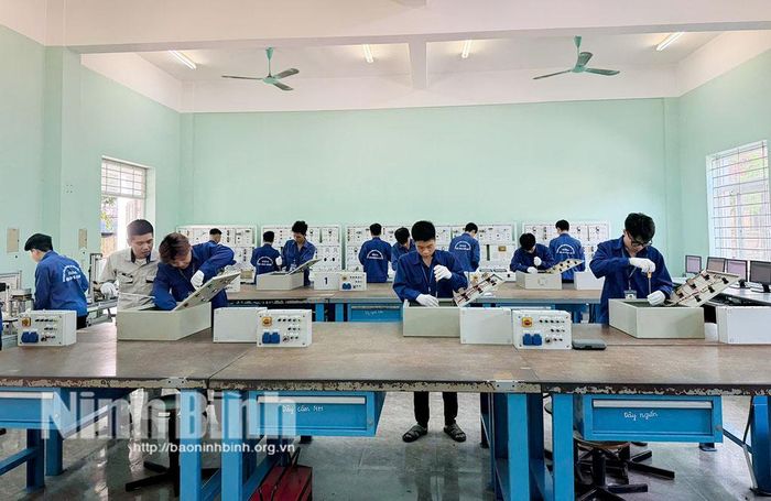 Giáo viên hướng dẫn học viên thực hành môn lắp đặt điện tại Trường Cao đẳng nghề số 20.