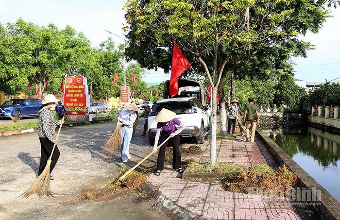 Hội viên Hội phụ nữ xã Gia Viễn tham gia tổng dọn vệ sinh tuyến đường trục xã