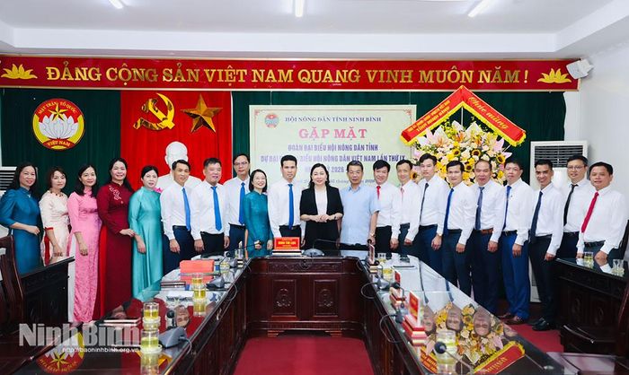 Đồng chí Đinh Thị Lụa, Phó Bí thư Tỉnh ủy, Chủ tịch Ủy ban MTTQ Việt Nam tỉnh và các đại biểu chụp ảnh lưu niệm.
