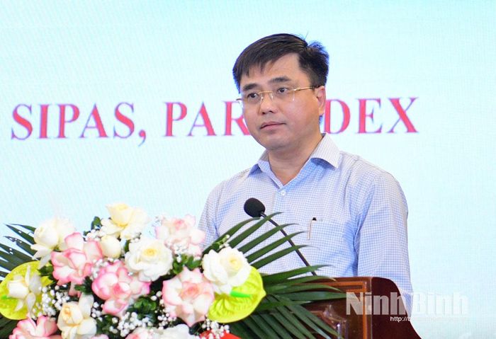 Đồng chí Bùi Văn Hoàng, Tỉnh ủy viên, Giám đốc Sở Nội vụ phát biểu tại Hội thảo.