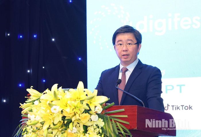 Đồng chí Bùi Hoàng Phương, Ủy viên Dự khuyết Ban Chấp hành Trung ương Đảng, Thứ trưởng Bộ KH và CN phát biểu tại Lễ Khai mạc.