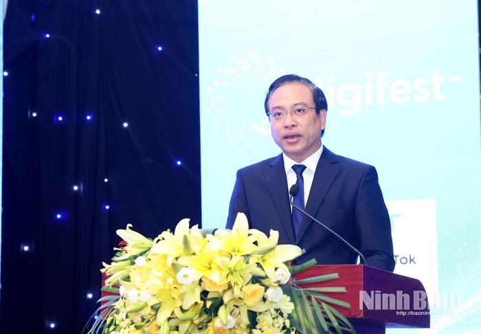 Đồng chí Đặng Thanh Sơn, Ủy viên Ban Thường vụ Tỉnh ủy, Phó Chủ tịch UBND tỉnh phát biểu tại Lễ Khai mạc.