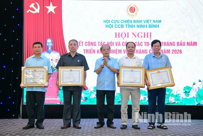 Lãnh đạo Hội CCB tỉnh trao Bằng khen của UBND tỉnh cho các cá nhân có thành tích xuất sắc.
