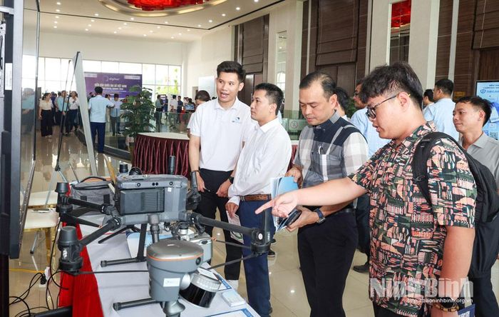 Các đại biểu tham quan trưng bày sản phảm số tại diễn đàn.