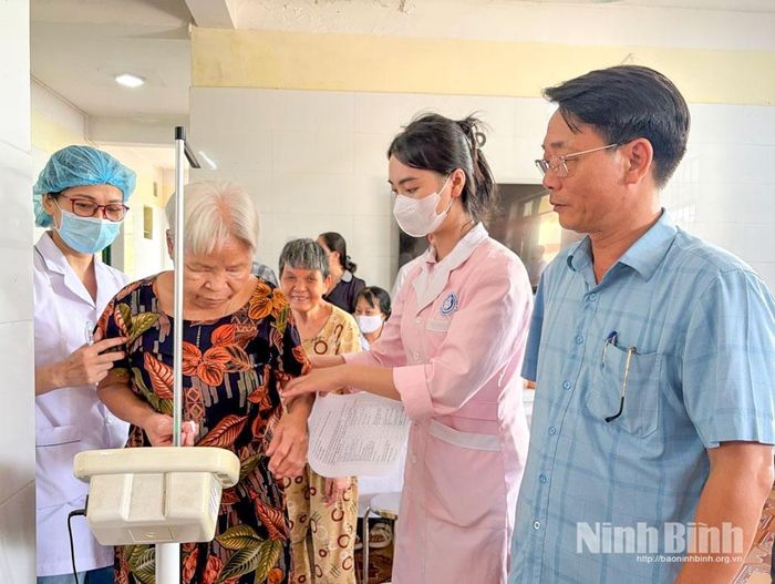 Thực hiện cân sức khỏe cho người cao tuổi.