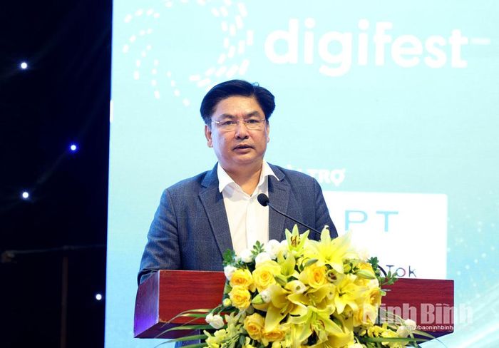 Đại diện lãnh đạo Sở Du Lịch tỉnh Ninh Bình tham luận tại Diễn đàn.
