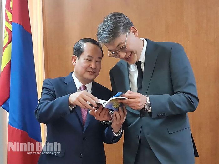 Đồng chí Mai Văn Tuất, Phó Bí thư Tỉnh ủy, Trưởng Đoàn ĐBQH tỉnh giới thiệu với Phó Thống đốc Thủ đô Ulaanbaatar về những tiềm năng thu hút đầu tư của tỉnh, đặc biệt là những điểm du lịch nổi tiếng của tỉnh Ninh Bình.