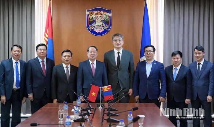 Đoàn công tác chụp ảnh lưu niệm với Phó Thống đốc Thủ đô Ulaanbaatar.