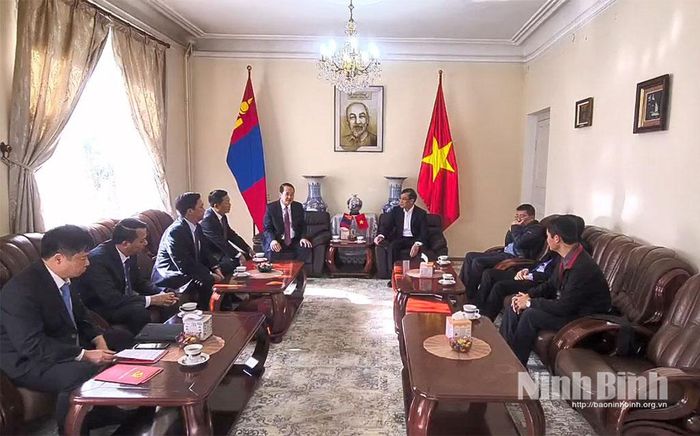 Quang cảnh buổi làm việc với Đại sứ quán Việt Nam tại Mông Cổ.
