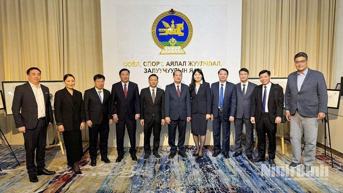 Đoàn công tác chụp ảnh lưu niệm với Bộ Văn hóa, Thể thao, Du lịch và Thanh niên Mông Cổ.