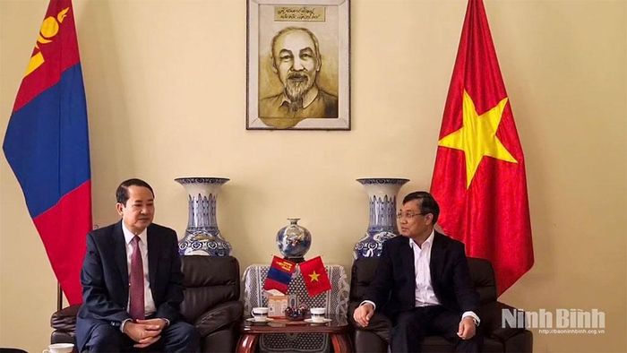 Đồng chí Mai Văn Tuất, Phó Bí thư Tỉnh ủy, Trưởng Đoàn ĐBQH tỉnh và Đại sứ đặc mệnh toàn quyền Việt Nam tại Mông Cổ Nguyễn Tuấn Thanh tại buổi làm việc.