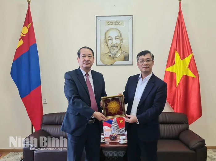 Đồng chí Mai Văn Tuất, Phó Bí thư Tỉnh ủy, Trưởng Đoàn ĐBQH tỉnh tặng quà lưu niệm cho Đại sứ quán Việt Nam tại Mông Cổ.