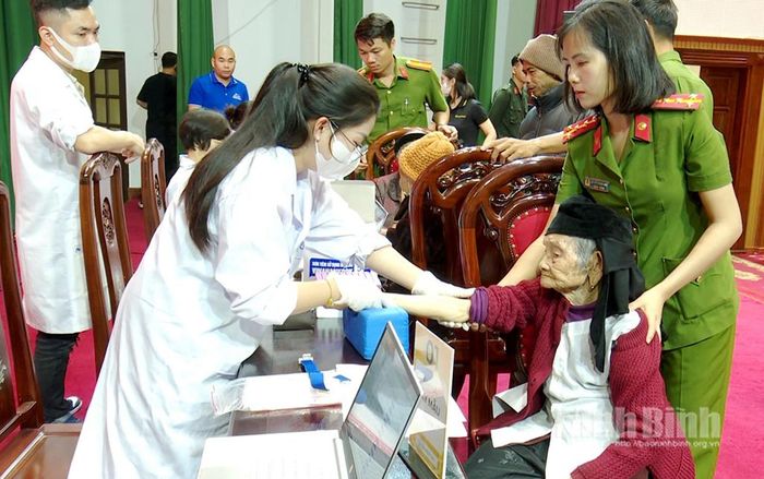 Công an tỉnh Ninh Bình phối hợp với lực lượng chức năng rà soát, kê khai thông tin và thu nhận mẫu ADN cho thân nhân liệt sĩ chưa xác định danh tính.