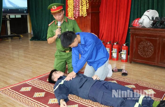 Cán bộ Phòng Cảnh sát PCCC và CNCH hướng dẫn đoàn viên, thanh niên thực hiện tình huống giả định sơ cứu cho người bị đuối nước.