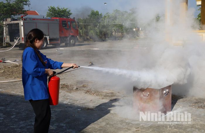 Đoàn viên, thanh niên thực hiện tình huống giả định xử lý đám cháy.