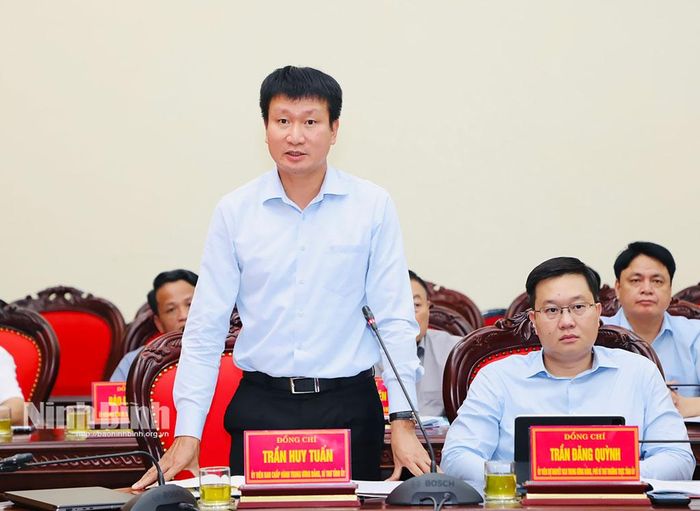 Đồng chí Trần Huy Tuấn, Ủy viên Trung ương Đảng, Bí thư Tỉnh ủy phát biểu tại hội nghị.