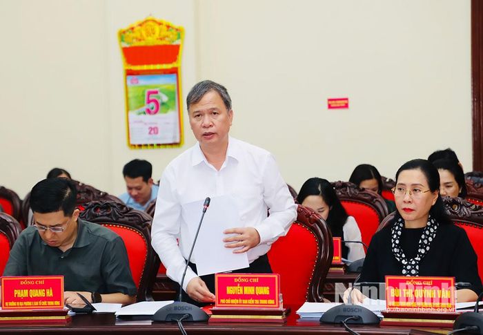 Đồng chí Nguyễn Minh Quang, Phó Chủ nhiệm Ủy ban Kiểm tra Trung ương trình bày dự thảo kết quả kiểm tra đối với Ban Thường vụ Tỉnh ủy Ninh Bình.