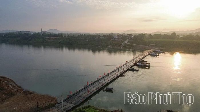 Mặt trời vừa lên, cầu phao đã được nối liền, vệ sinh sạch sẽ, đảm bảo các điều kiện, sẵn sàng phục vụ Nhân dân.