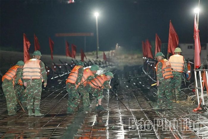 Các chiến sĩ thực hiện nối cầu phao vào lúc 4 giờ sáng hằng ngày.